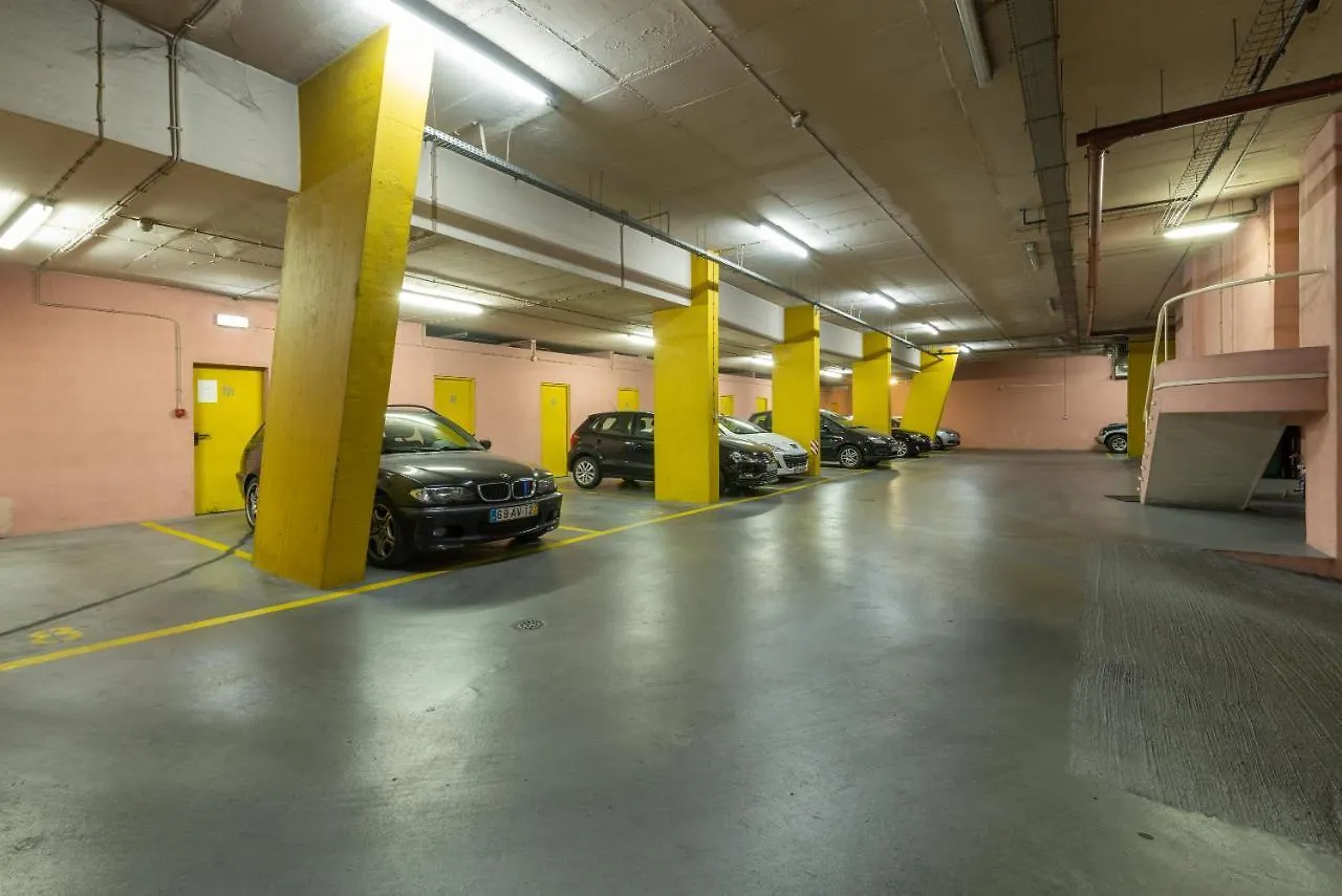 Lisbon Swimming Pool Apartment With Private Parking